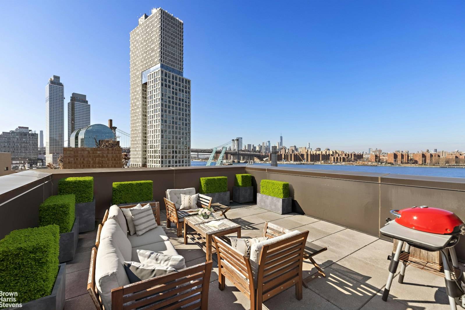 Bask in the serenity of unobstructed views of the East River and the Manhattan skyline.