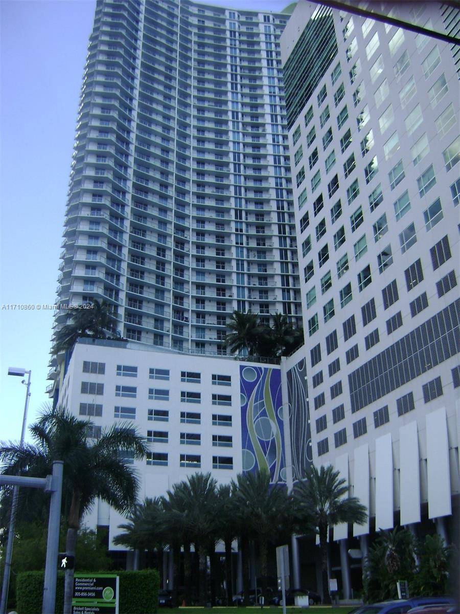 Amazing river and city views from this beautiful corner unit on the 31 floor at Latitude on the River.