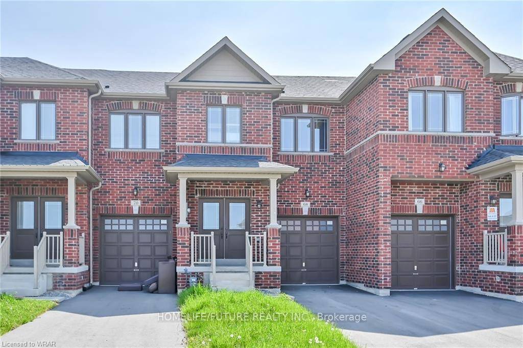 Absolutely Stunning Townhouse for Lease Prime Location !