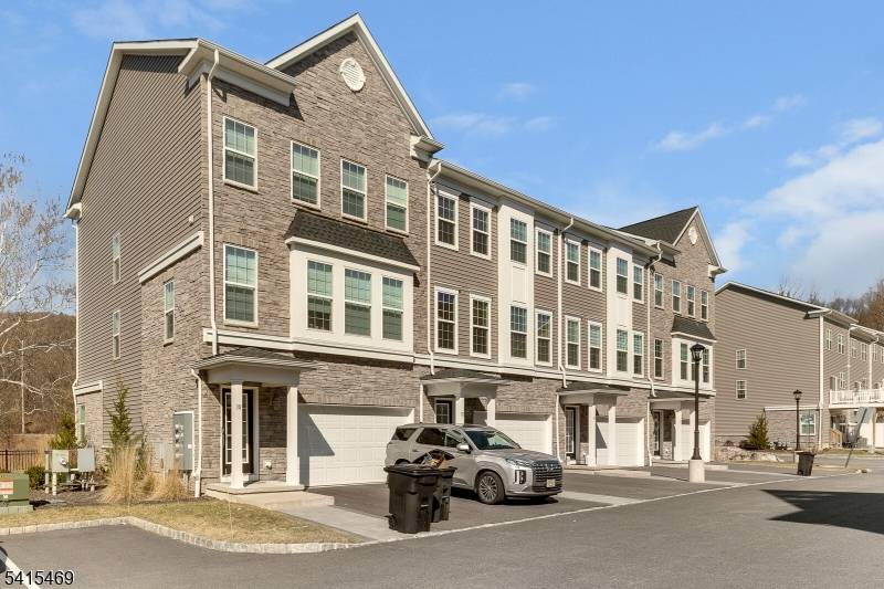 2022 NEW CONSTRCUTION townhome in the Collection at Morris plains, 5 mins drive to the train station to NYC !