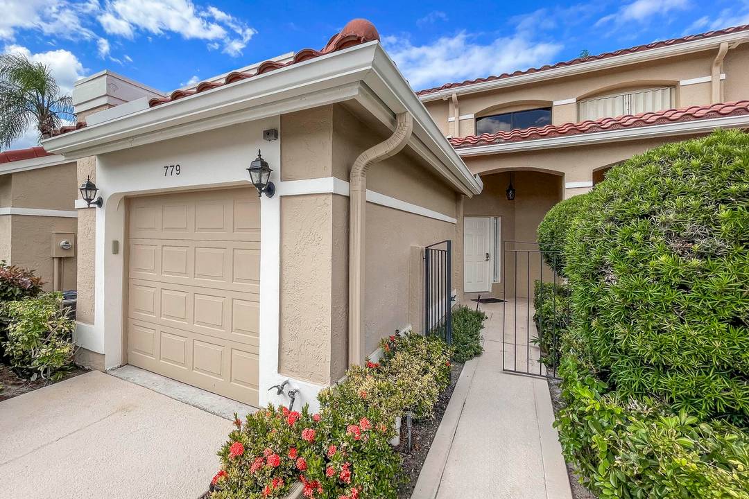 Fully updated seasonal rental within the Windermere community of PGA National.