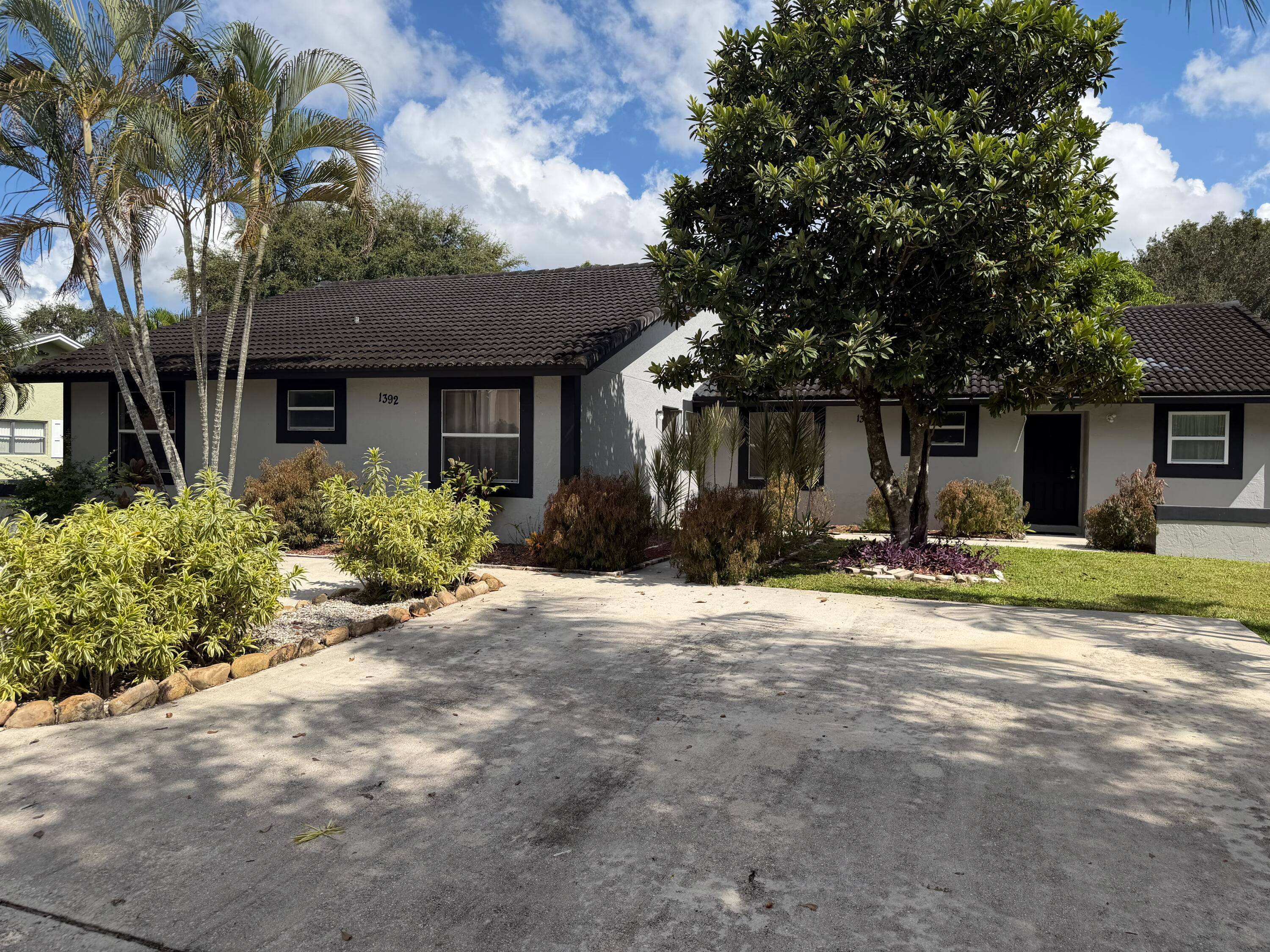 Spend your season in comfort and style in this fully furnished 3 bedroom villa, ideally located in the heart of Wellington.