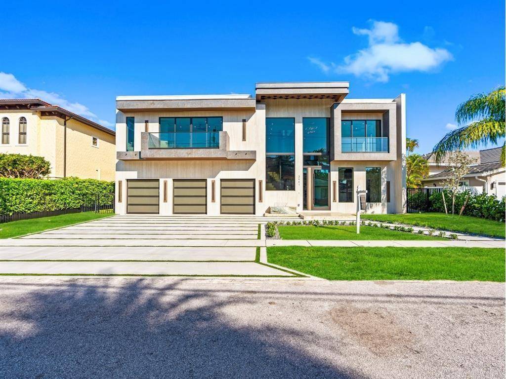 This newly constructed waterfront modern home by Soverns Developers combines luxury with a prime location and a newly constructed 80' seawall.