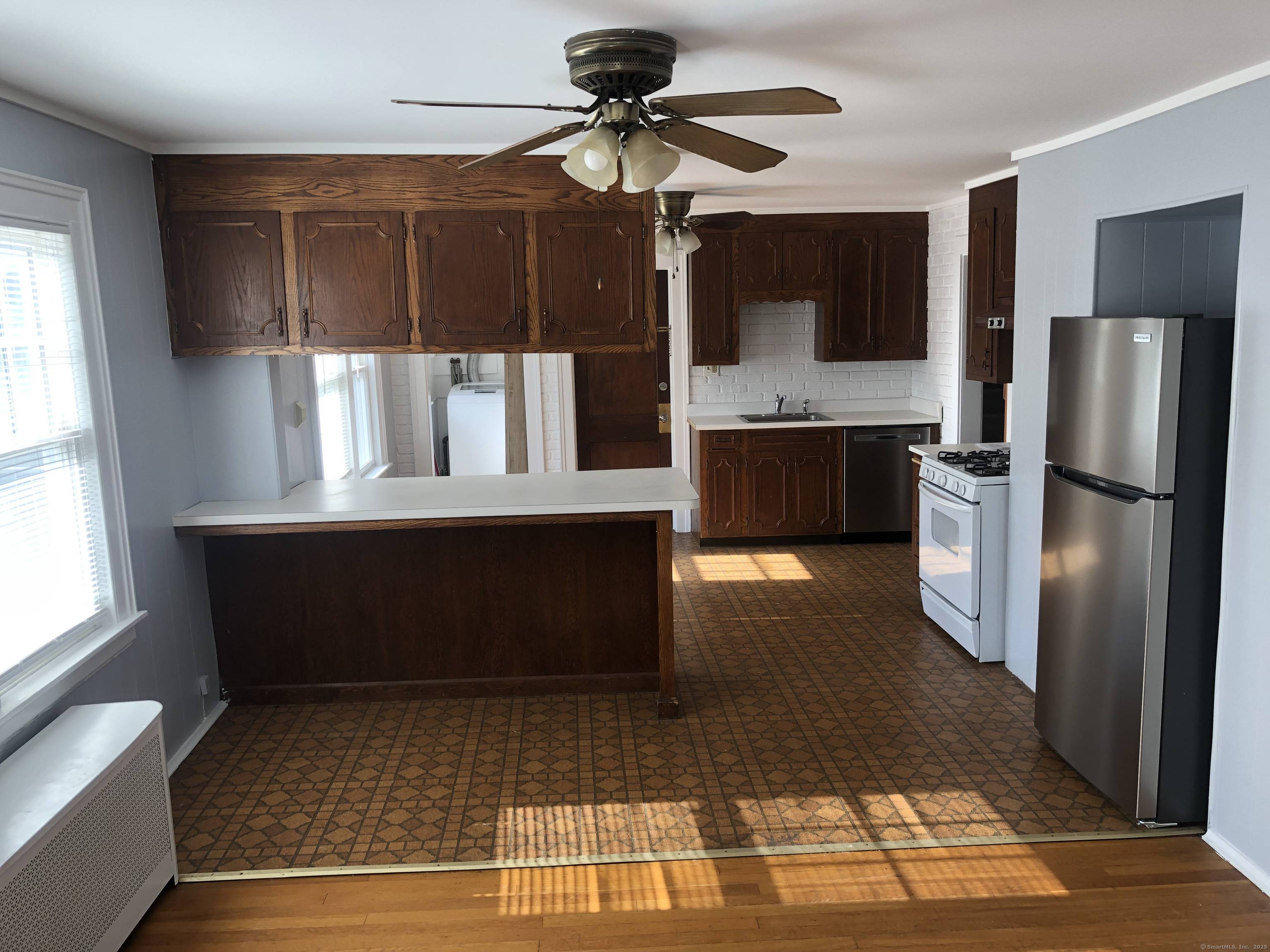 Incredibly rare opportunity to own a fully leased two family located in historic Old Wethersfield within walking distance of Village district, Hanmer Elementary school, park, farmer's market and Wethersfield Cove ...