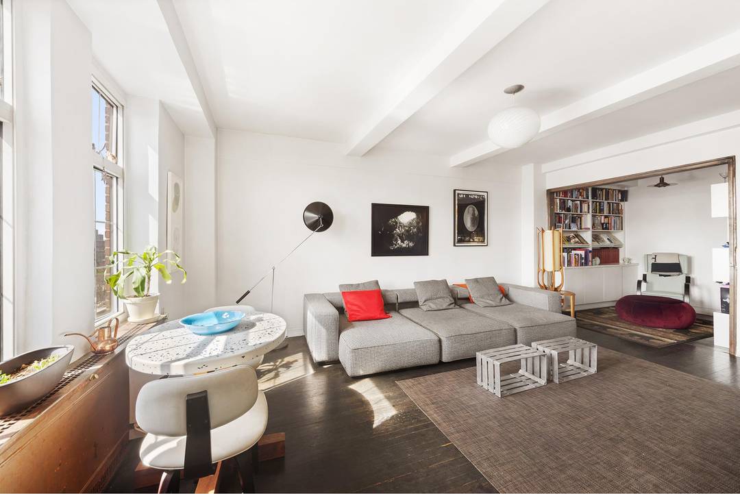 Enter this high floor one bedroom plus home office, two bathroom and be greeted by an abundance of natural light streaming in from six south facing windows.