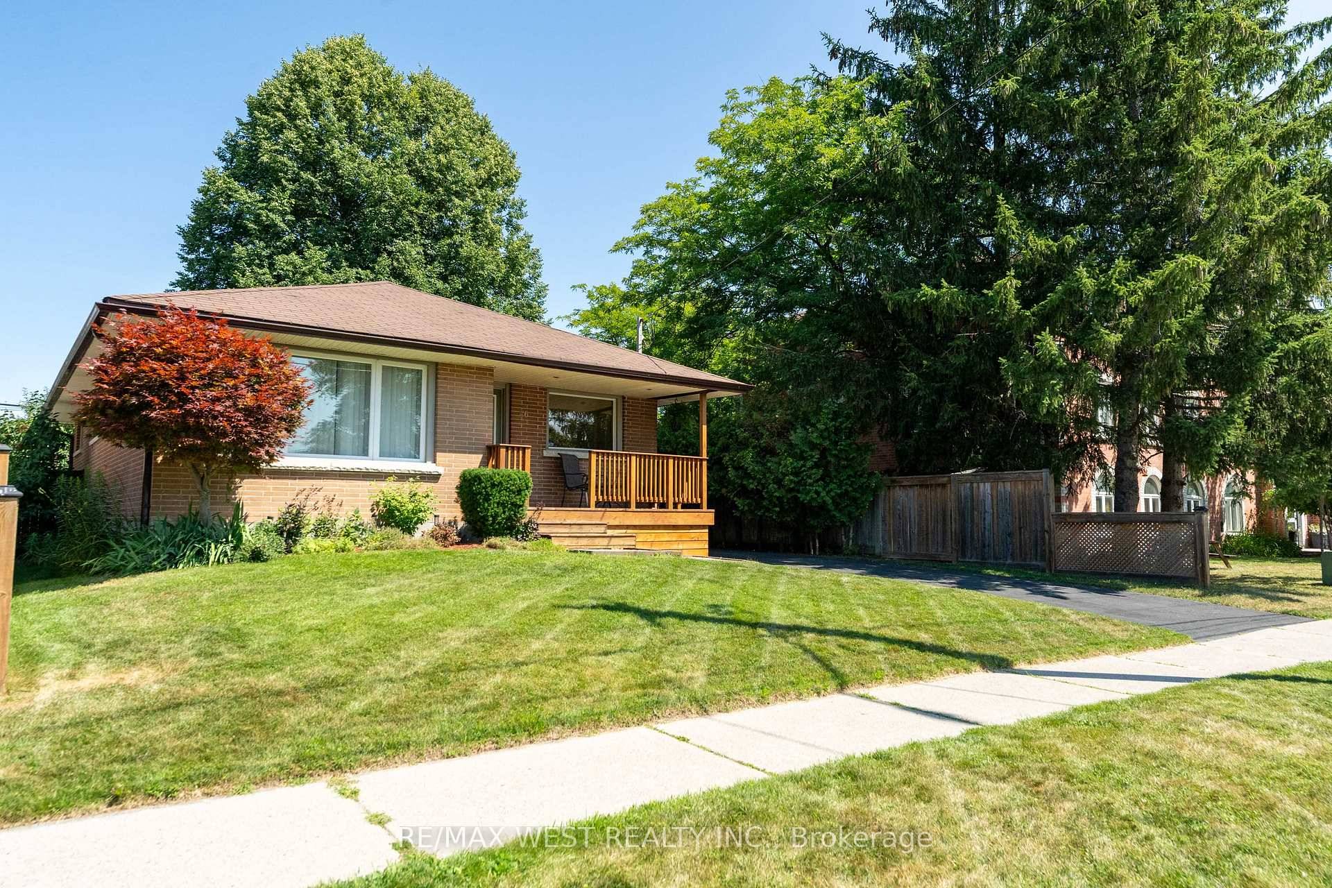 If you're looking for a turnkey home with a beautiful 50x119.
