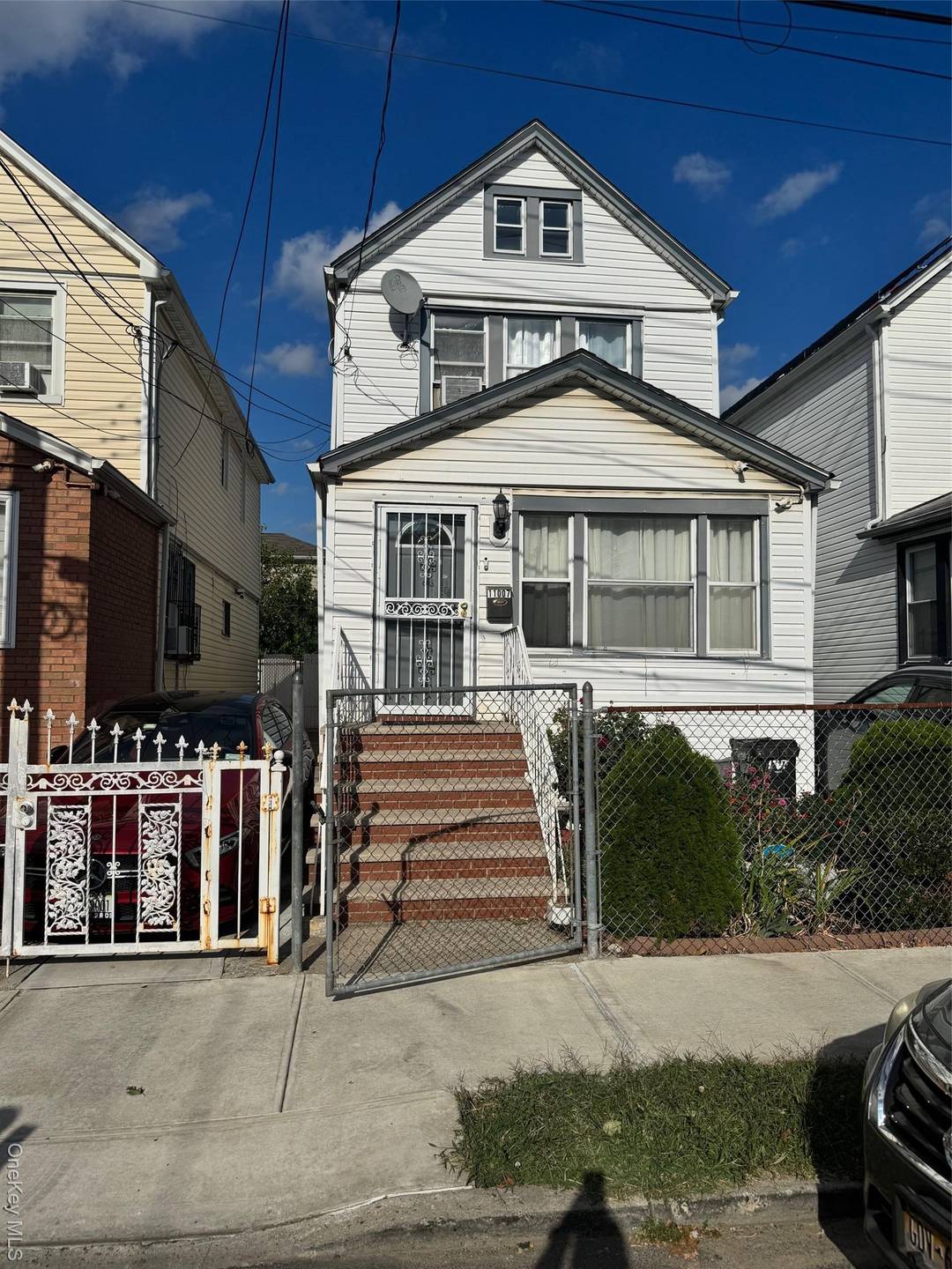 charming 1 family located in the heart of jamaica.