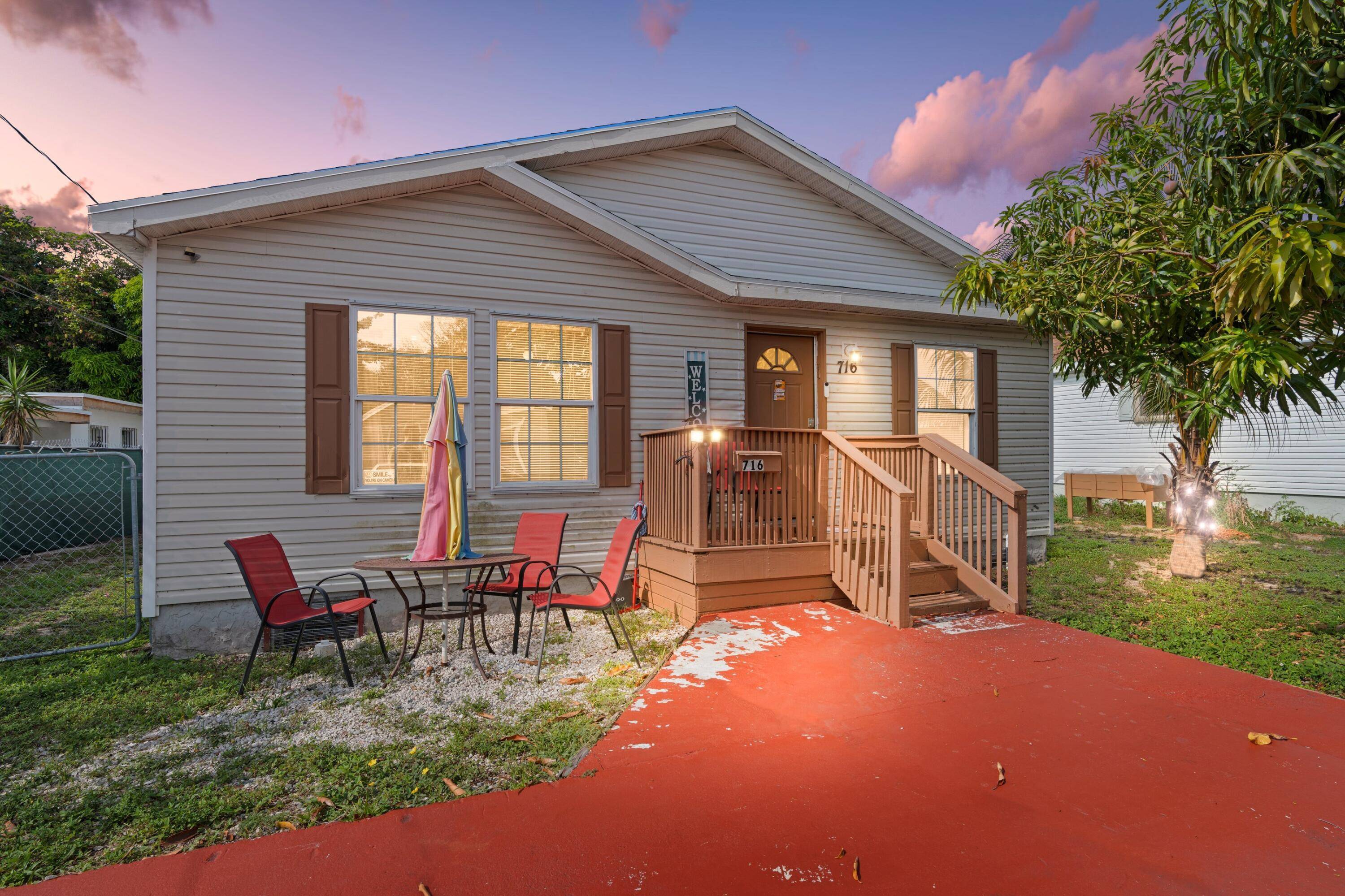 GORGEOUS SINGLE FAMILY HOME PRIME WEST PALM BEACH LOCATION NEW 2025 ROOF NO HOA FEES MINUTES TO CITY PLACE Bright Open Floor Plan LED Custom Lighting Impressive Vaulted Ceilings Eat ...