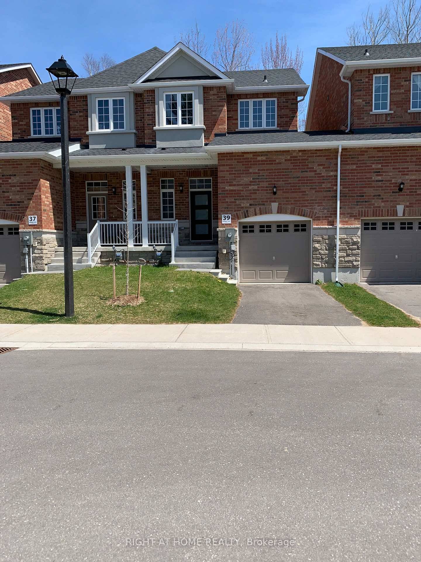 The Gorgeous Townhouse Pine Valley Estate In Upscale Of Wasaga Heights !