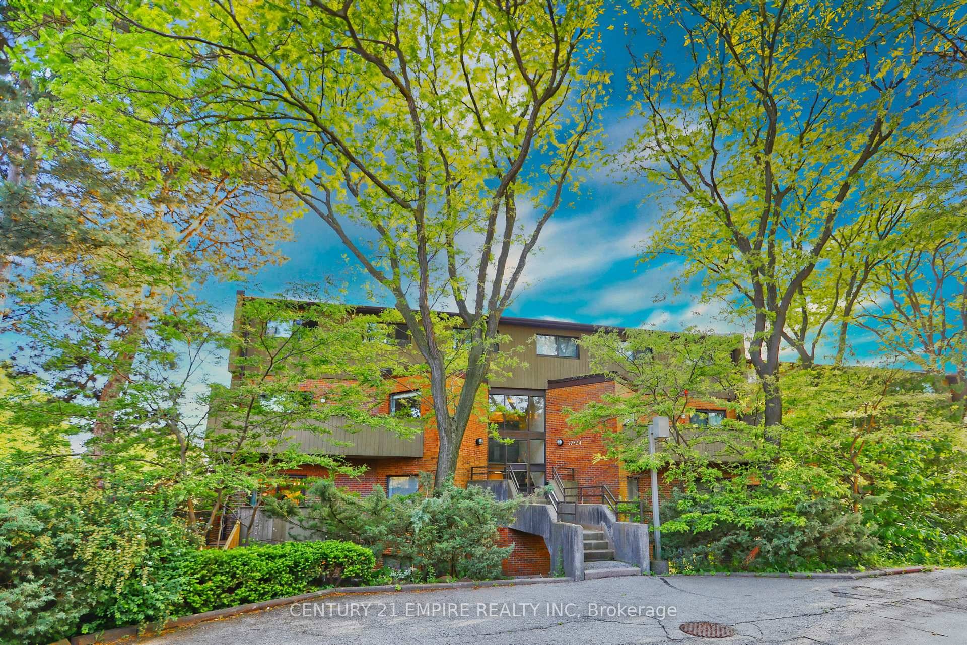 Gorgeous 3 Bedroom Condo Townhome Conveniently located in the Heart of Mississauga Totally updated ; just move in and enjoy Besides having a great layout, the home has Low maintenance ...