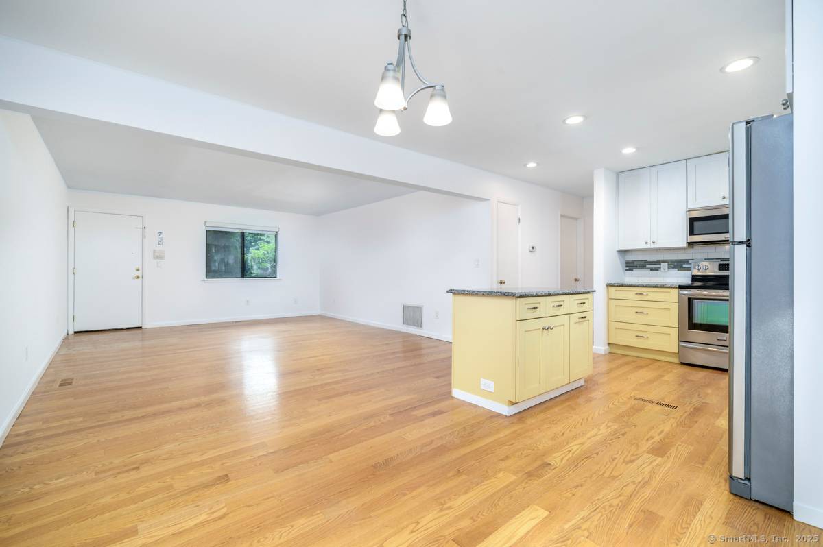 Welcome to Chesterfield, one of Stamford's most sought after gated communities !