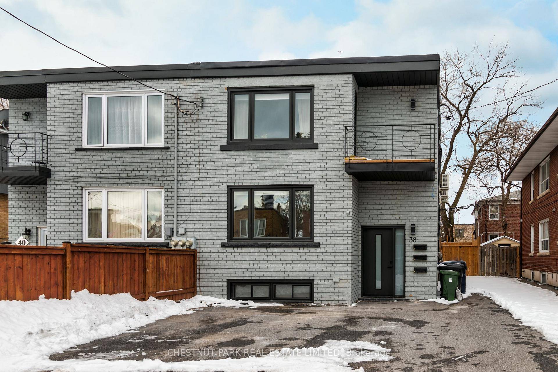 Stunning and bright three bedroom unit !