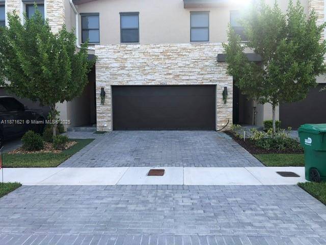 Spectacular town home in Doral, private near, with smart system, contemporary style kitchen and bathrooms.