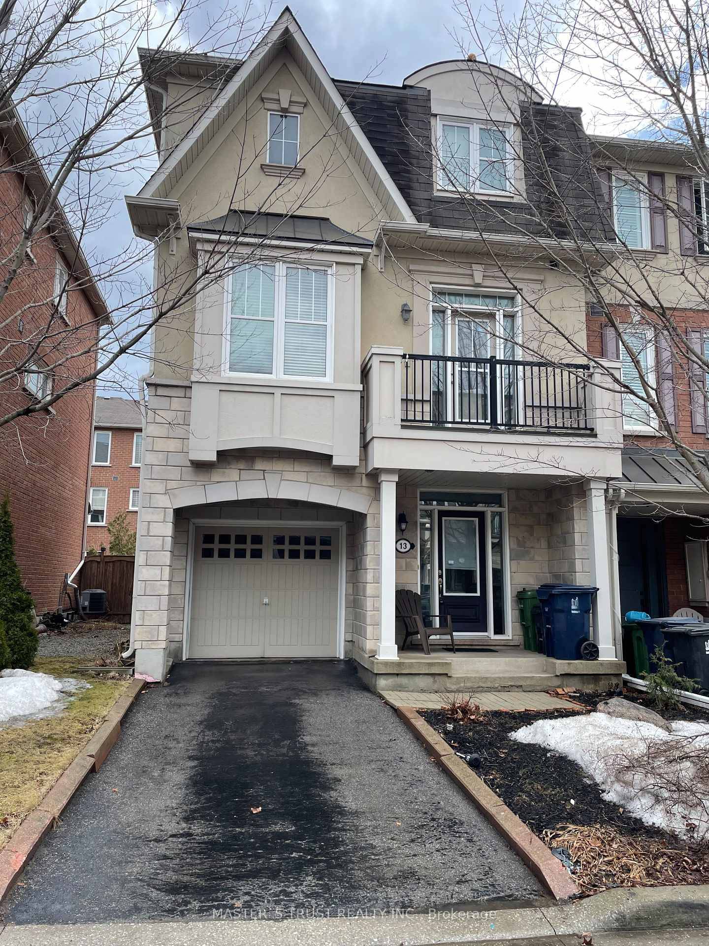 Bright End Unit Town Home W Private Fenced Backyard.