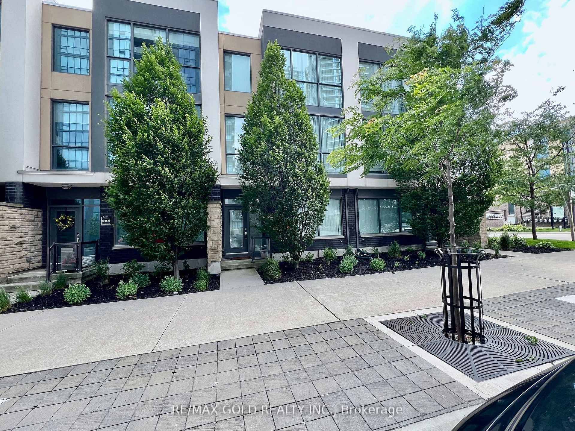 This bright and spacious 4 bedroom, 4 bathroom executive townhome is located in the heart of Mississauga.