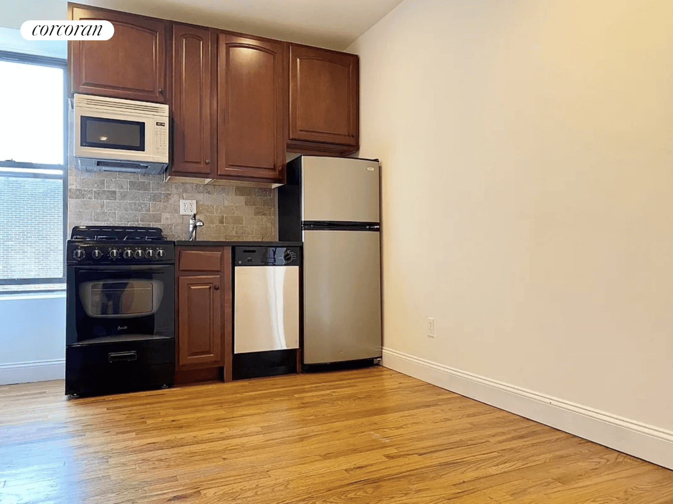 Bright true 2 bedroom apartment just 3 flights up !