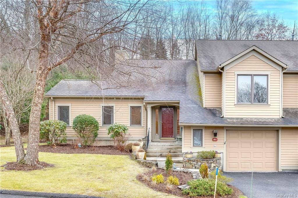 Welcome to this beautifully updated Wellesley model condo located in Heritage Hills.