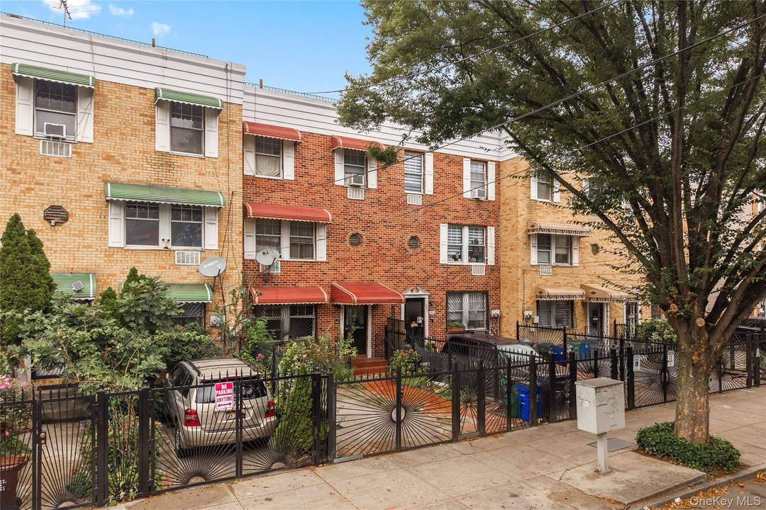 Welcome to this spacious 2, 280 square foot multi family townhouse in the Mott Haven neighborhood of the Bronx.