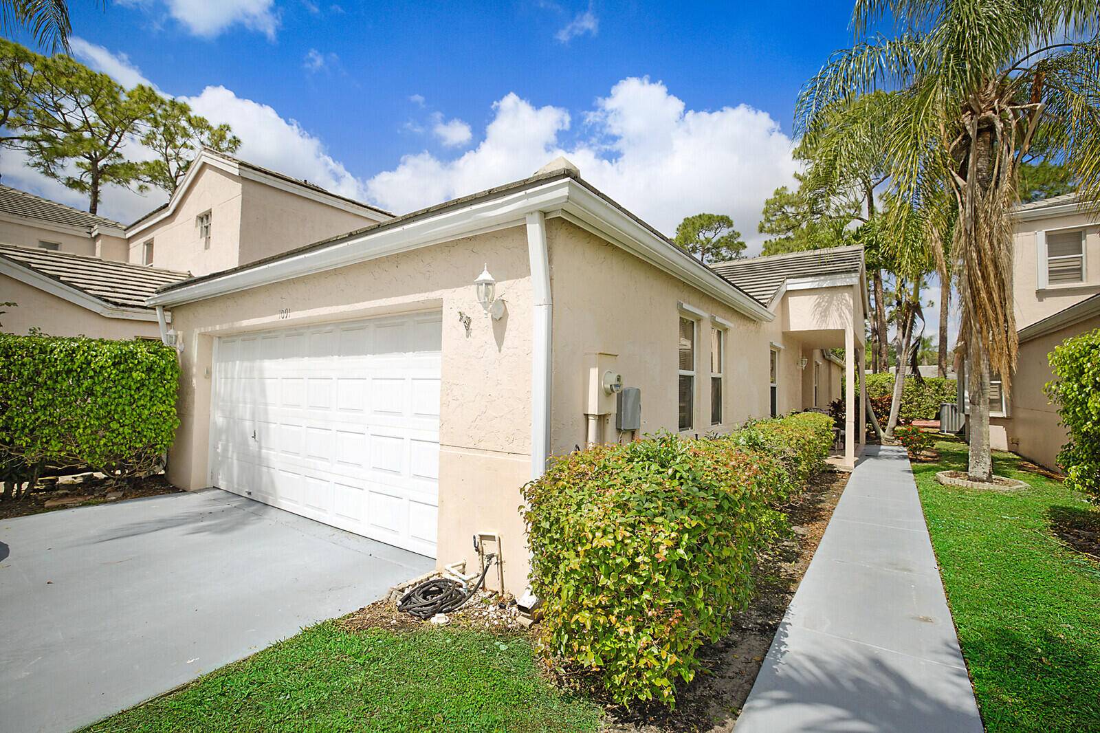 Charming 2 2 Villa with Cottage Appeal and a Lake View !