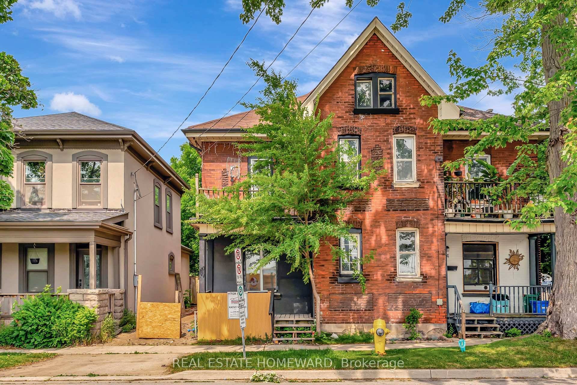 An amazing bright and spacious downtown area home, this property is located close to all amenities, including the train and go bus stations, the university campus, library and schools, hospital ...