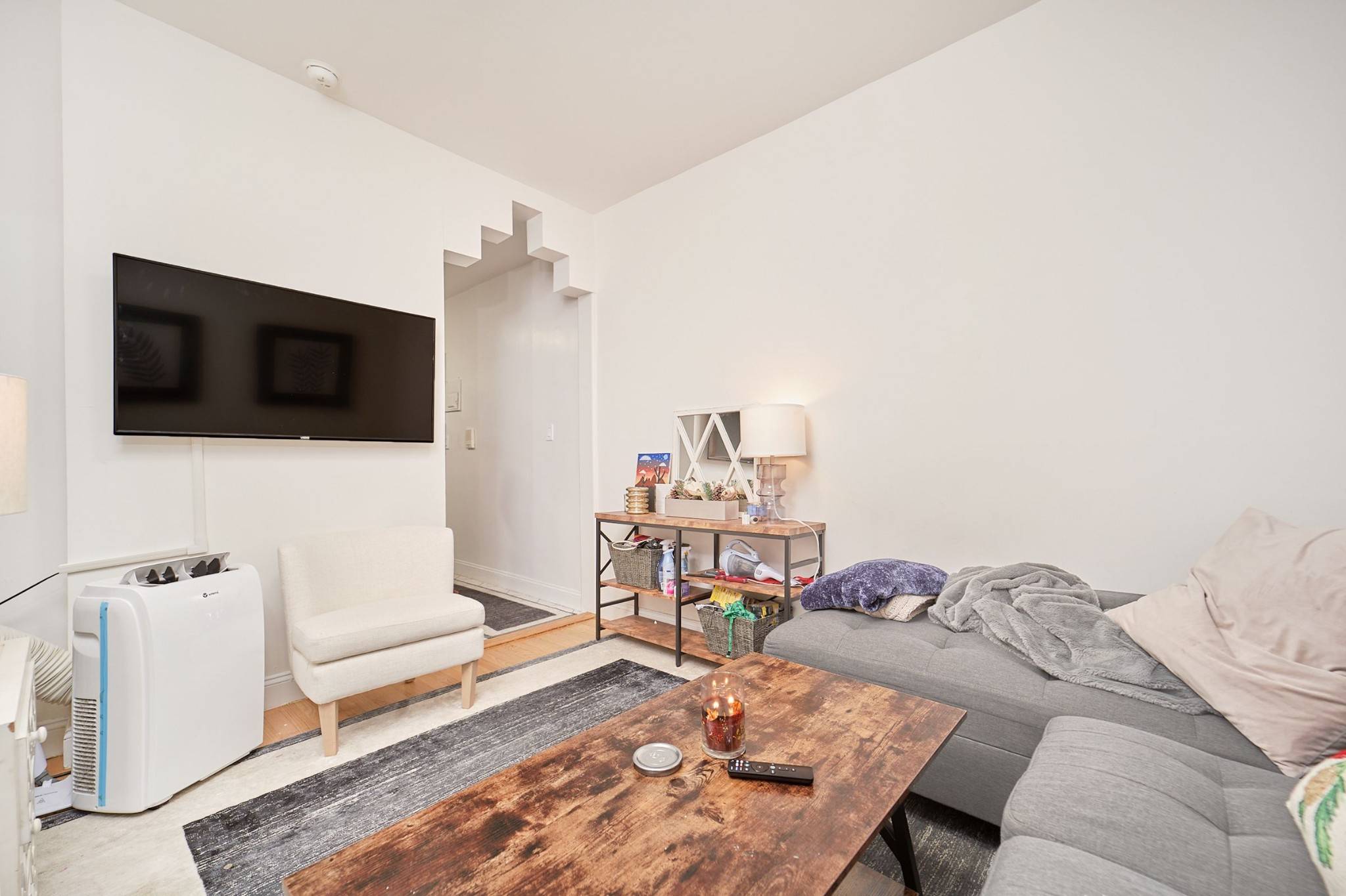 JUST LISTED BEAUTIFUL 2 BEDROOM PRIME EAST VILLAGEAPARTMENT DETAILS Separated Kitchen w SS Appliances2 Split BedroomsOversized WindowsHigh CeilingsHardwood FloorNatural SunlightBUILDING amp ; AREA Charming Walk UpHeart of the East VillageGreat ...