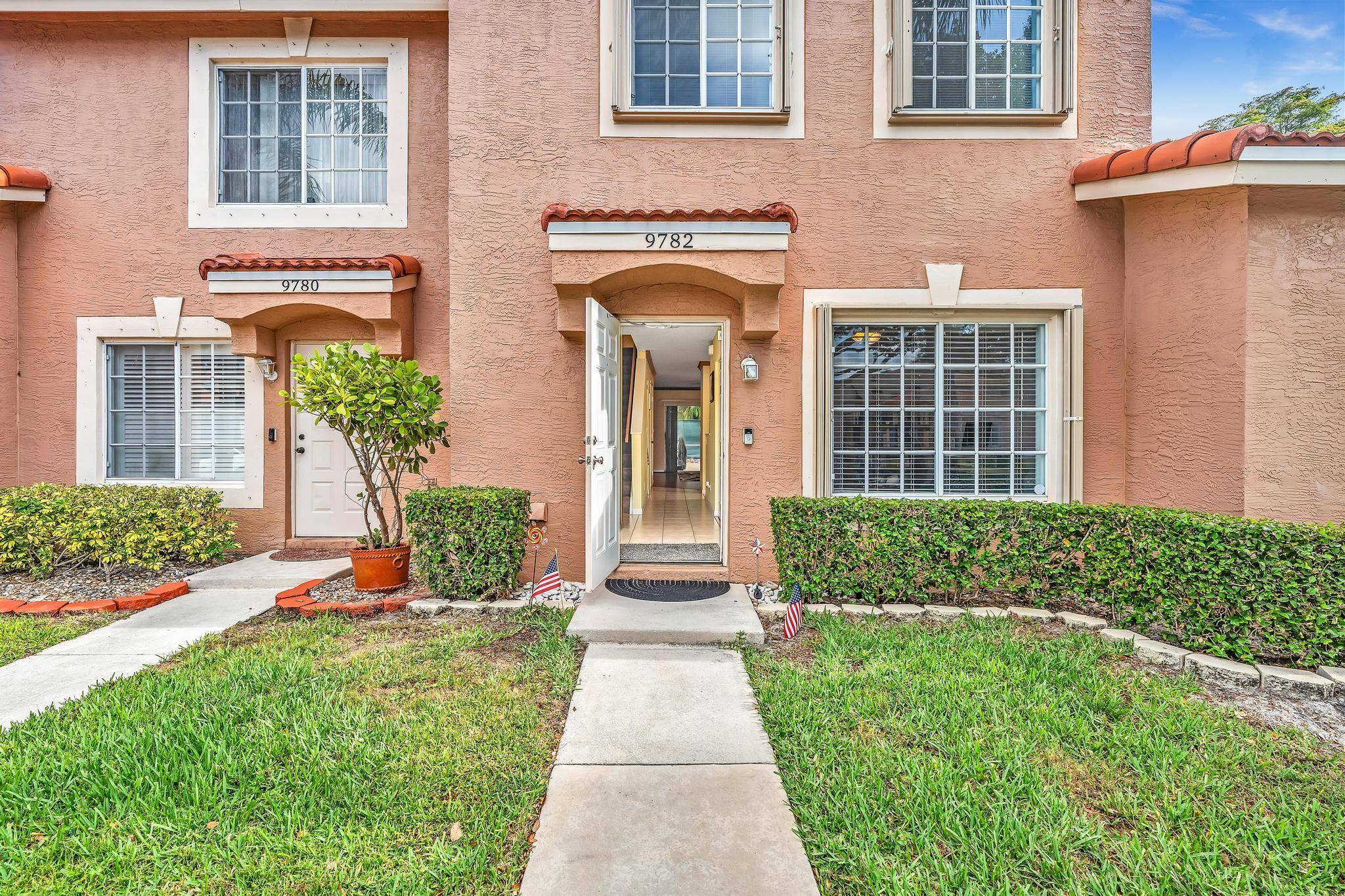 3 bed, 2 1 2 bath townhome in beautiful Santa Cruz.