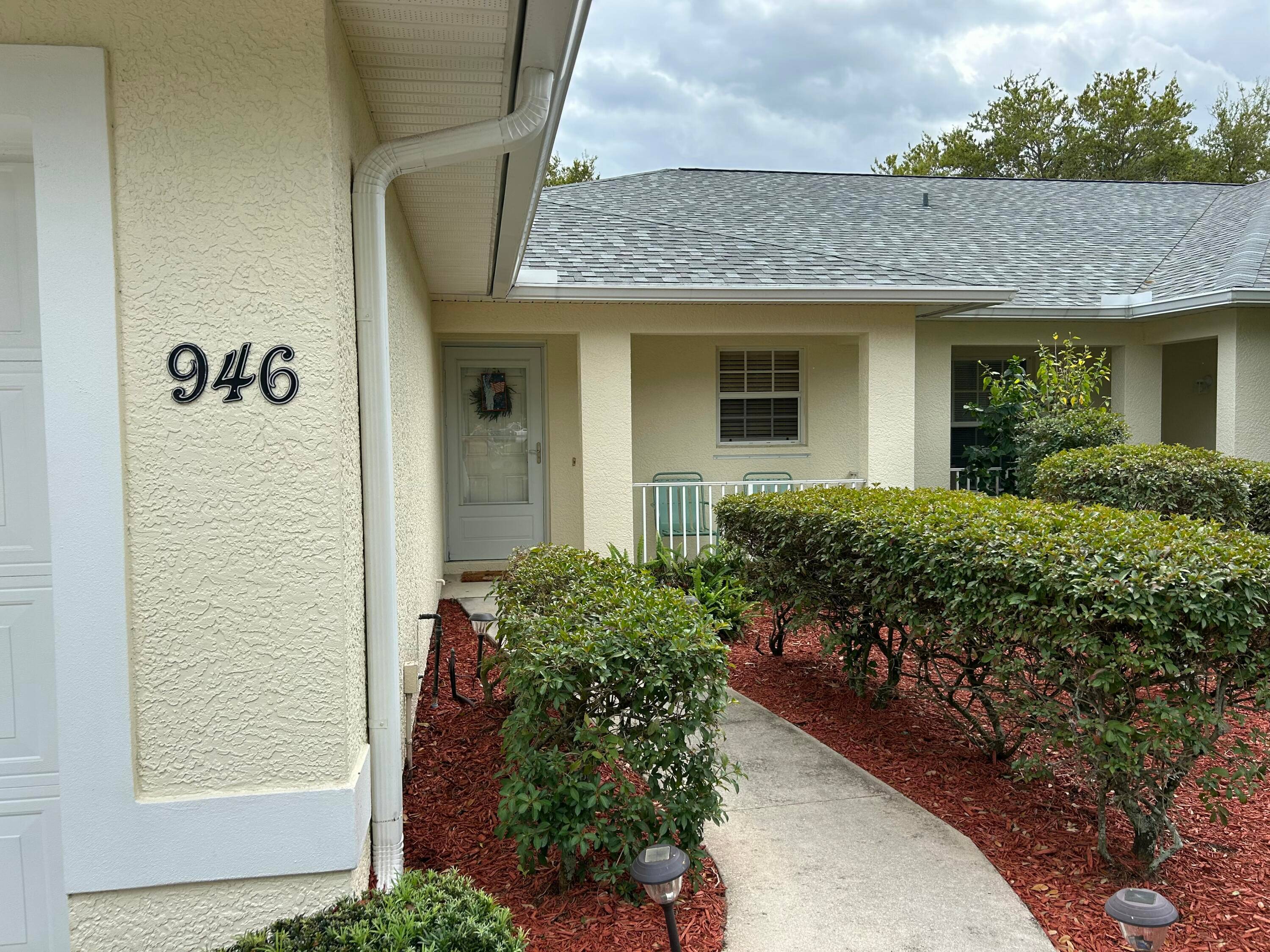 Discover this charming 3 Bedroom, 2 Bathroom villa in desirable Sandridge Estates.