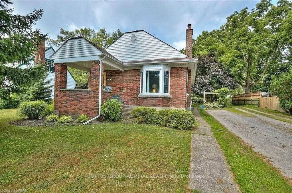 Bungalow in the heart of Stamford centre area, Ideally location on a quiet tree lined streetsurrounded by renovated homes, A short drive from the action from the falls and also ...