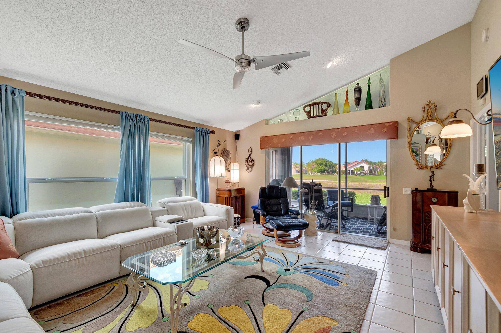 Charming 2 bed, 2 bath den home in the desirable Lakeridge community !