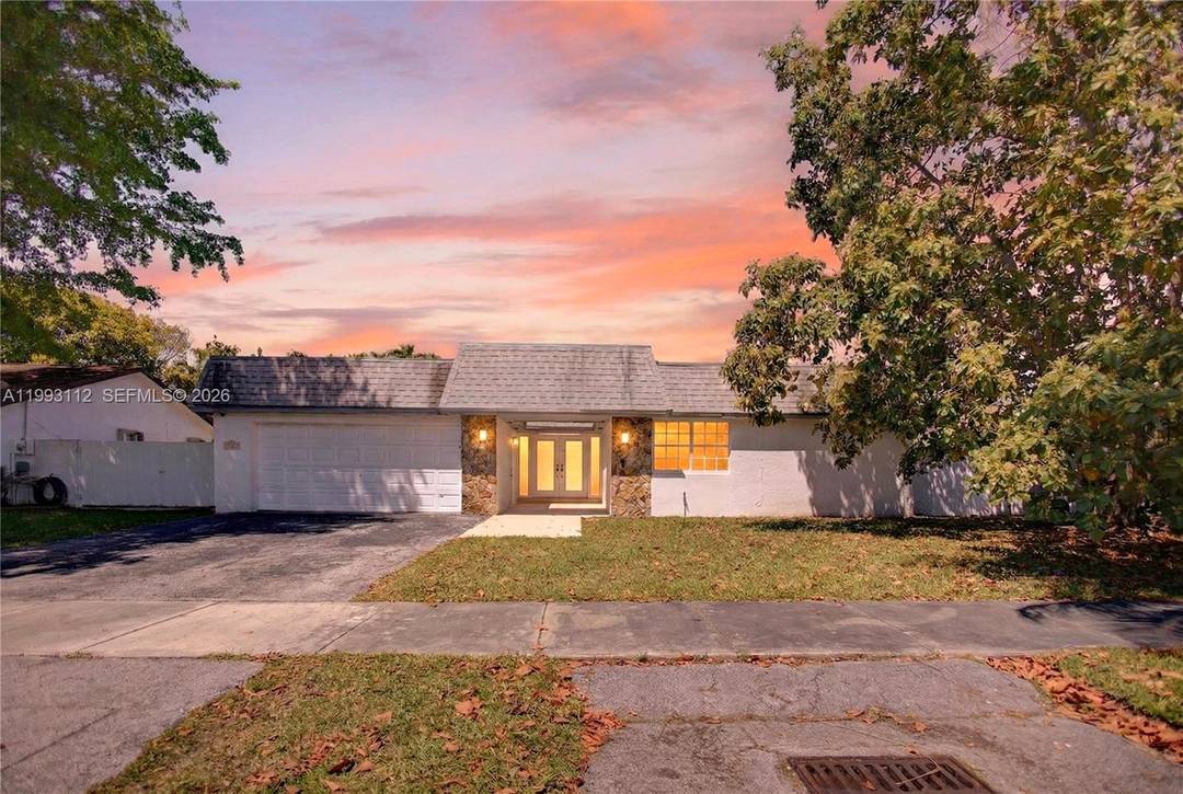 Beautiful property located in the Calusa area, with great potential spacious yard, pool, four bedrooms, two bathrooms, a closed garage, and wonderful schools.