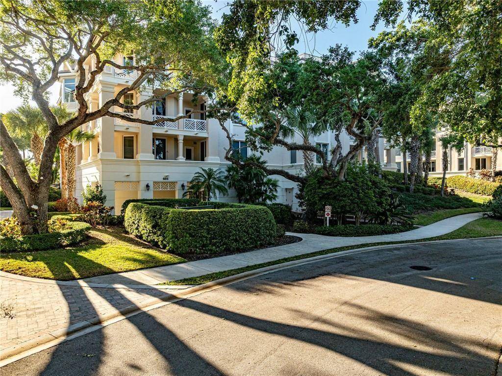 EXQUISITE IMPECABBLE LAKESIDE PENTHOUSE WITH THE HIGHEST STANDARDS OF MAINTENANCE AND CUSTOMIZATION.
