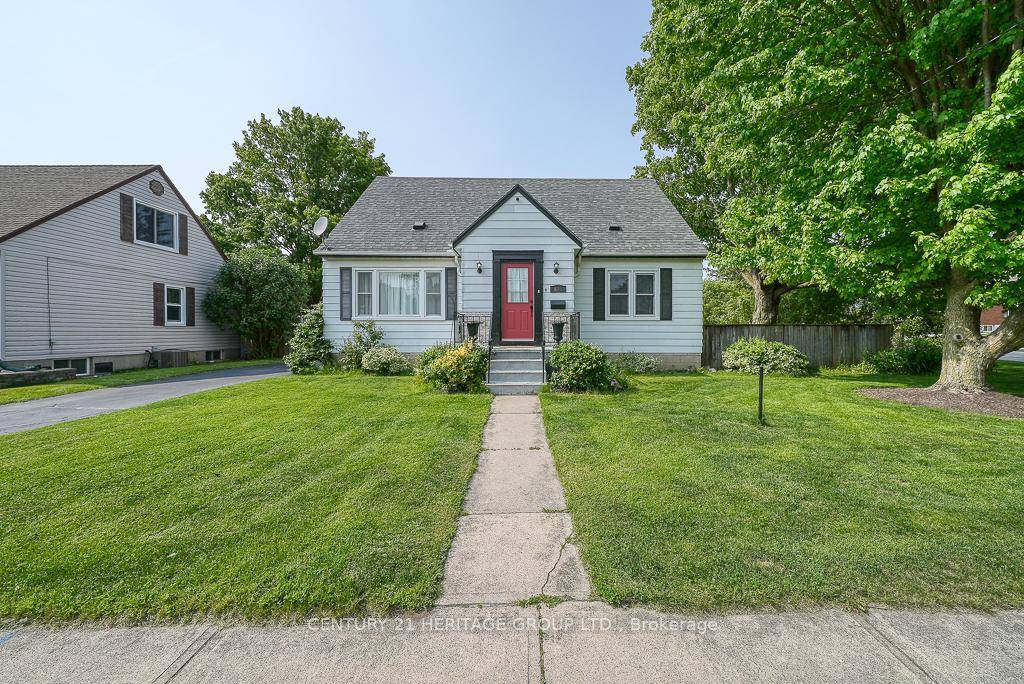 Welcome to 825 Maple Ave, An Exceptional Bright and Spacious 1 1 5 Storey 4 Bedroom Detached House Located in the Heart of Woodstock, Minutes to Highways, Shopping Centers, and ...