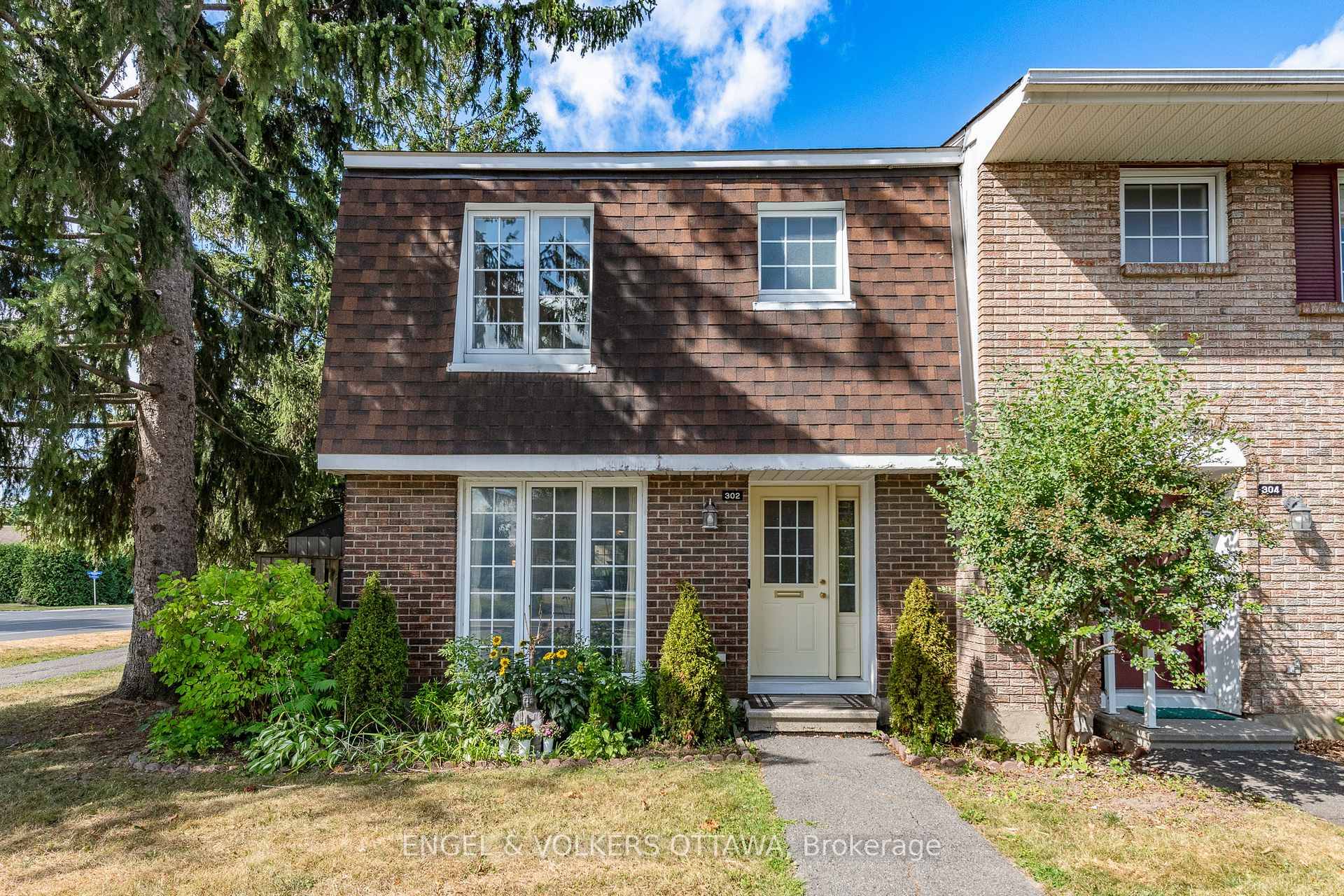 Looking for a move in ready, clean family home with access to a pool ?