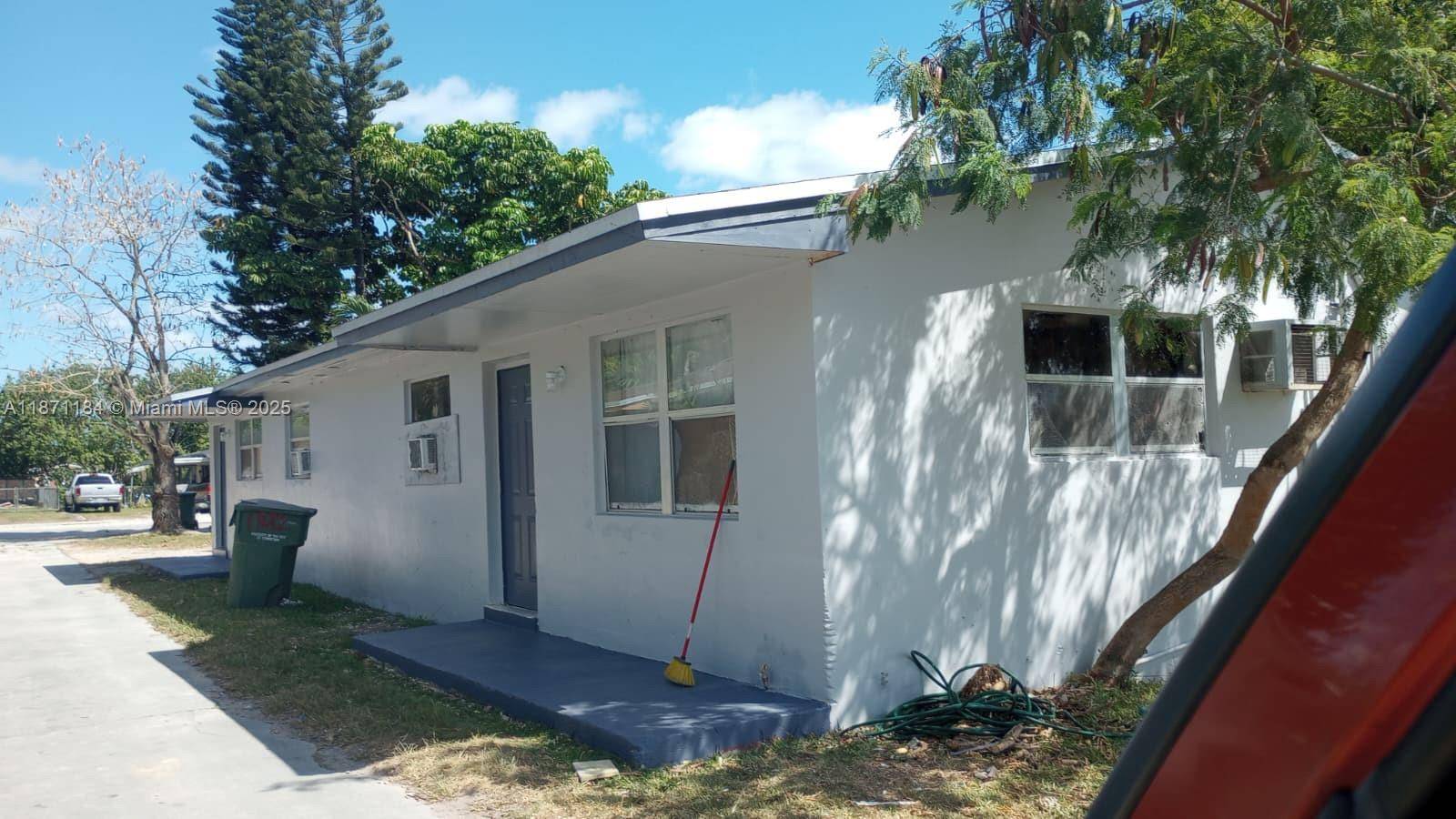 SPACIOUS DUPLEX EACH UNIT HAS 2 BED 1 BATH IN HOMESTEAD.