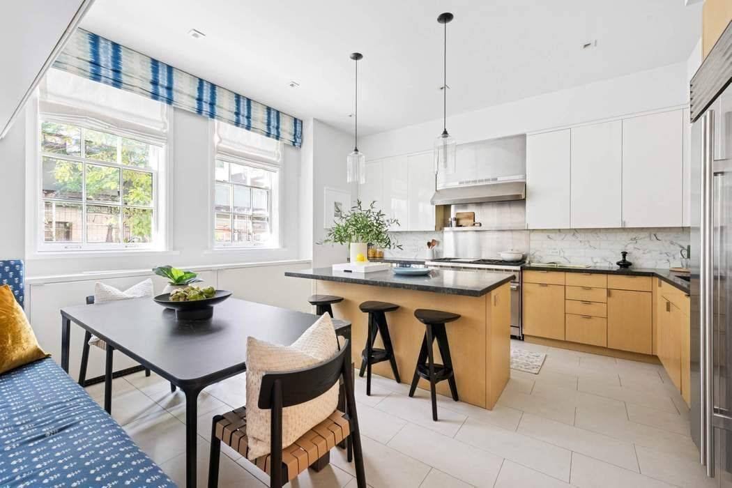 Tucked behind a private ground floor entrance on East 88th Street, this maisonette duplex at Philip House offers the intimacy of townhouse living with the benefits of a full service ...