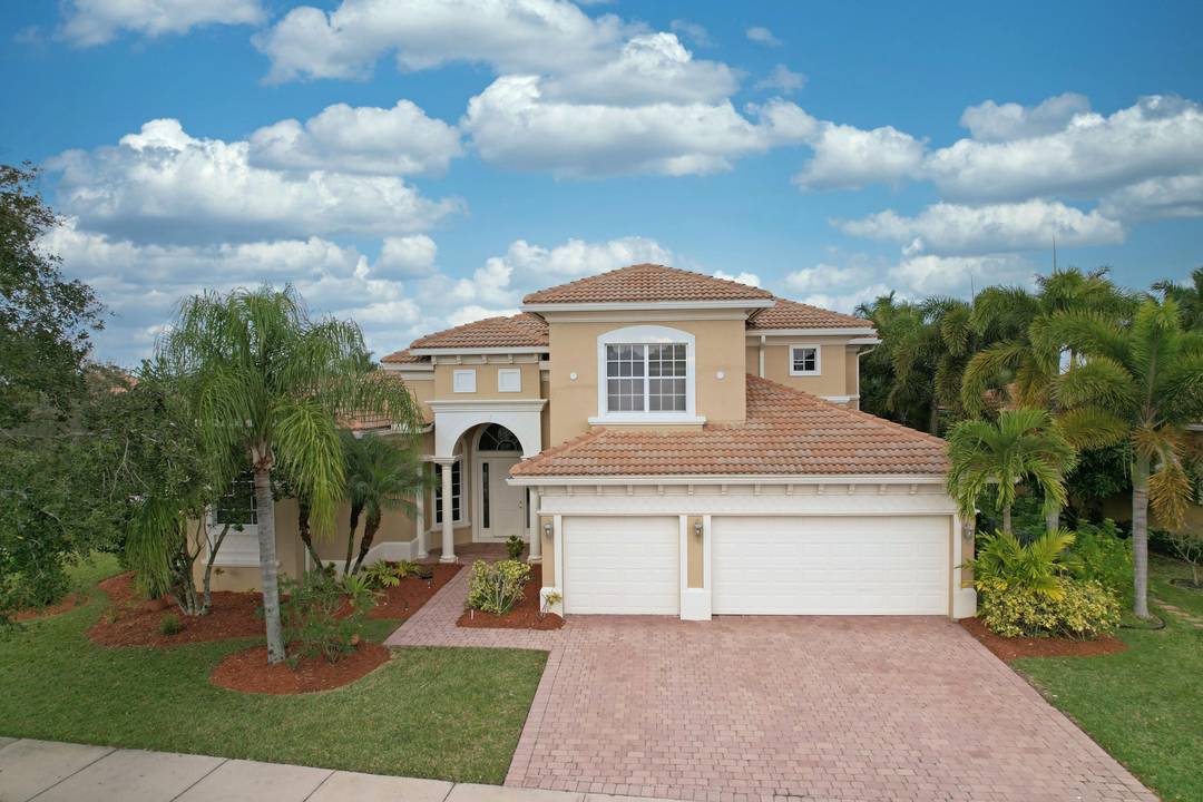 Plenty of room to roam ! If you are looking for a beautiful spacious pool home with lots of bedrooms, and lots of bathrooms, we have found the perfect place ...