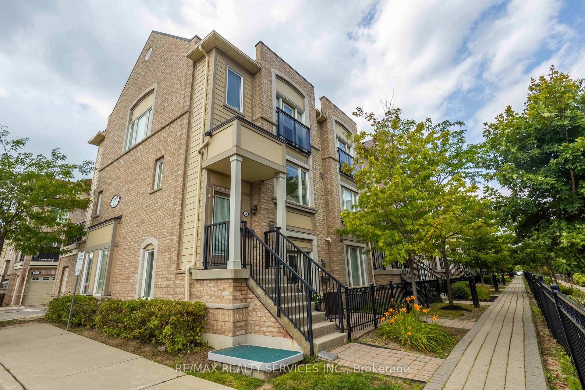 Bright amp ; Spacious Condo Townhouse in Desirable Churchill Meadows !