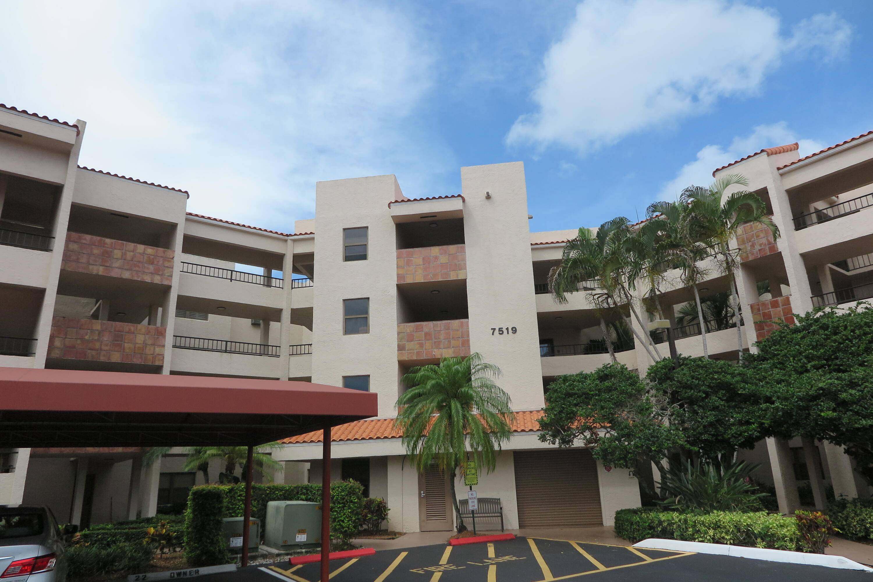 Light and bright condo with stunning golf course views !