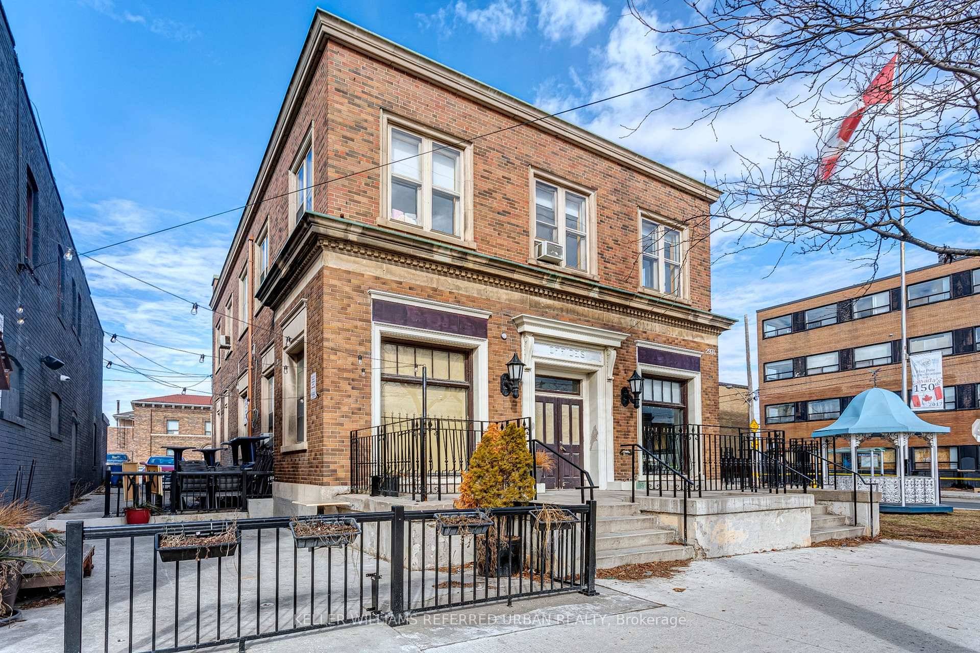 Spacious retail dining area ideal for a coffee shop restaurant bistro hot table studio with large dining patio spaces on the South street side, West side, and at the rear.