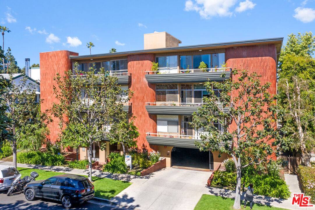 818  S Gretna Green Way 54BR Brentwood La