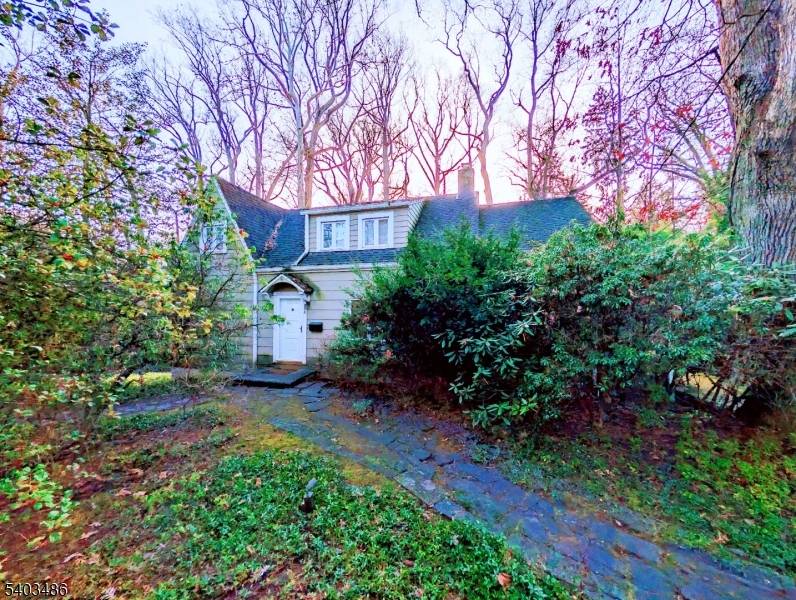 Located in Short Hills and within the highly desirable Deerfield Elementary School district, this charming 3 bedroom, 2 bath home offers exceptional convenience just a short walk to the Millburn ...