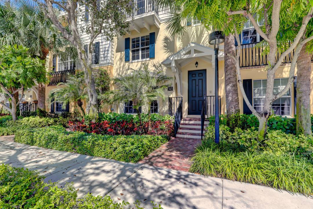 Magnolia Court is an outstanding luxury townhome community near downtown WPB and its Dining Design District.