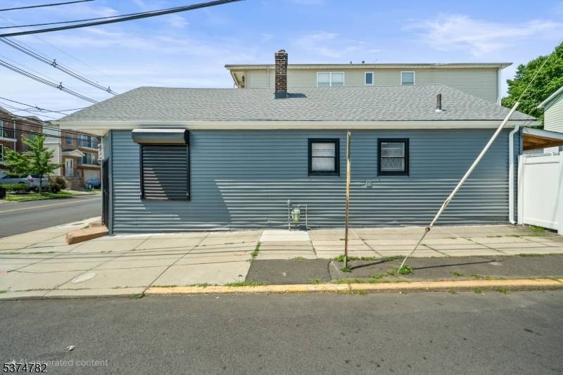 Prime Investment Opportunity Mixed Use with Dual Rental Potential !