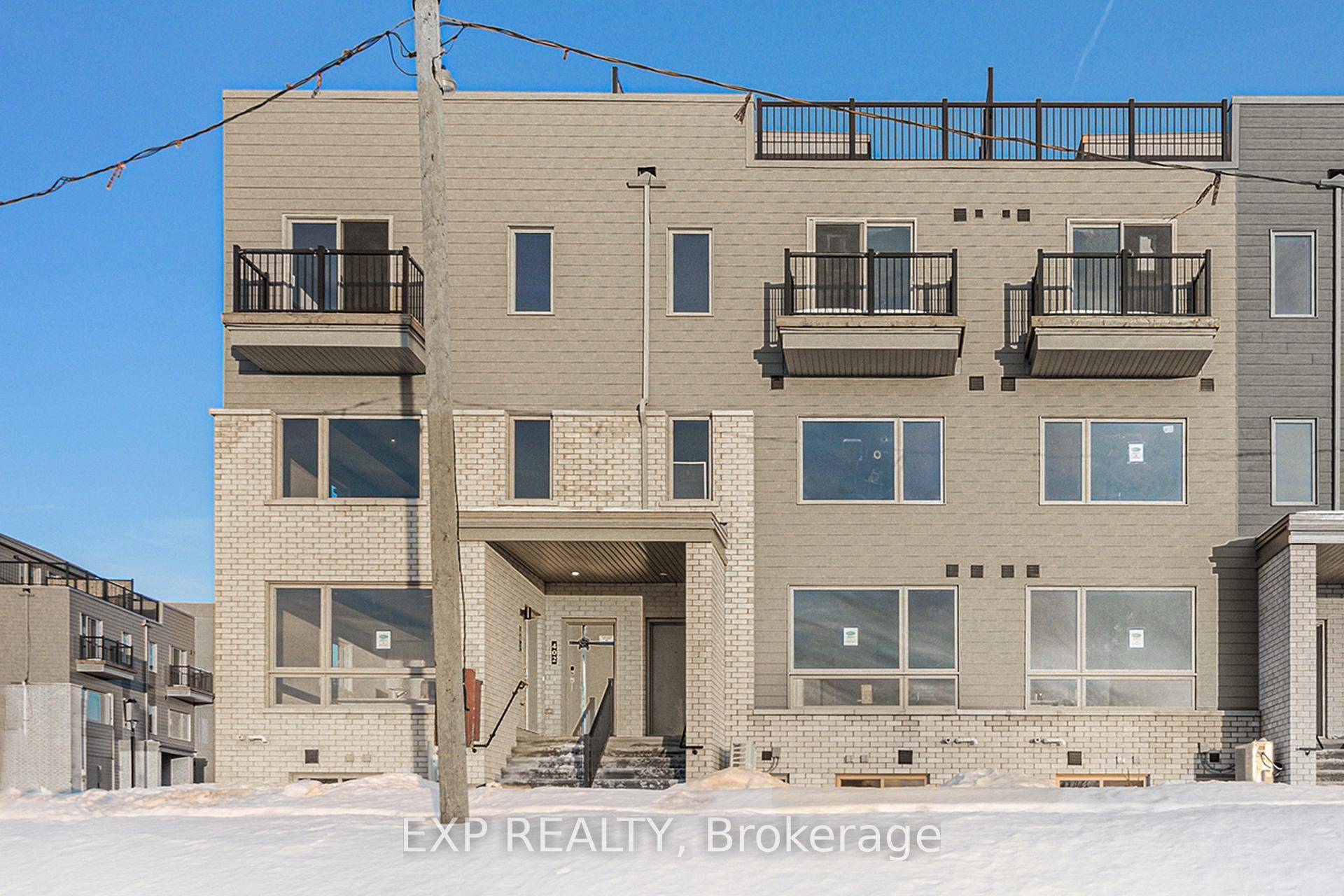 This stunning end unit rental offers immediate possession and a private rooftop terrace, perfect for entertaining !