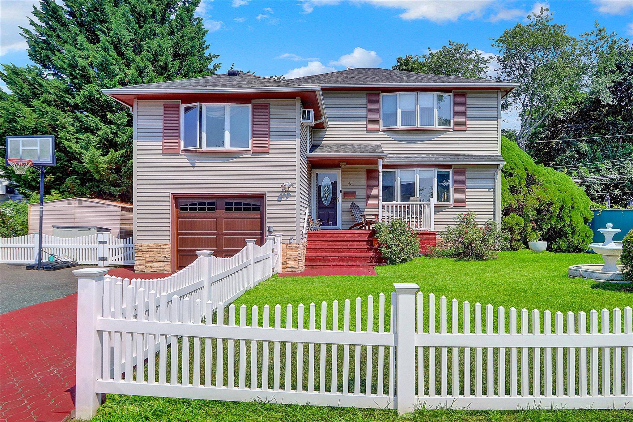 Welcome to this spacious and versatile 4 bedroom, 2 bathroom split house, perfectly suited for extended families or those seeking extra space !