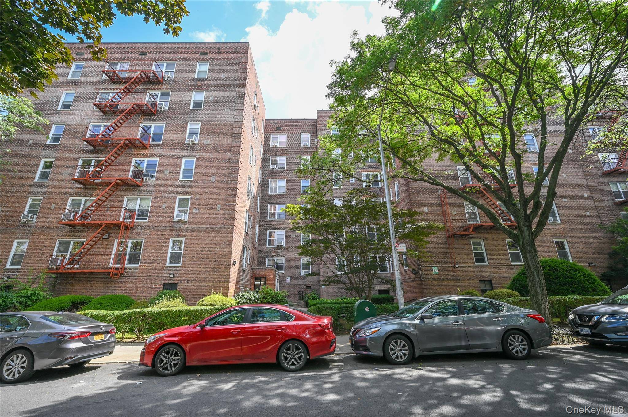 Just arrived to the market, this spacious 800 square foot 2 bedroom co op in Sunnyhill Gardens.