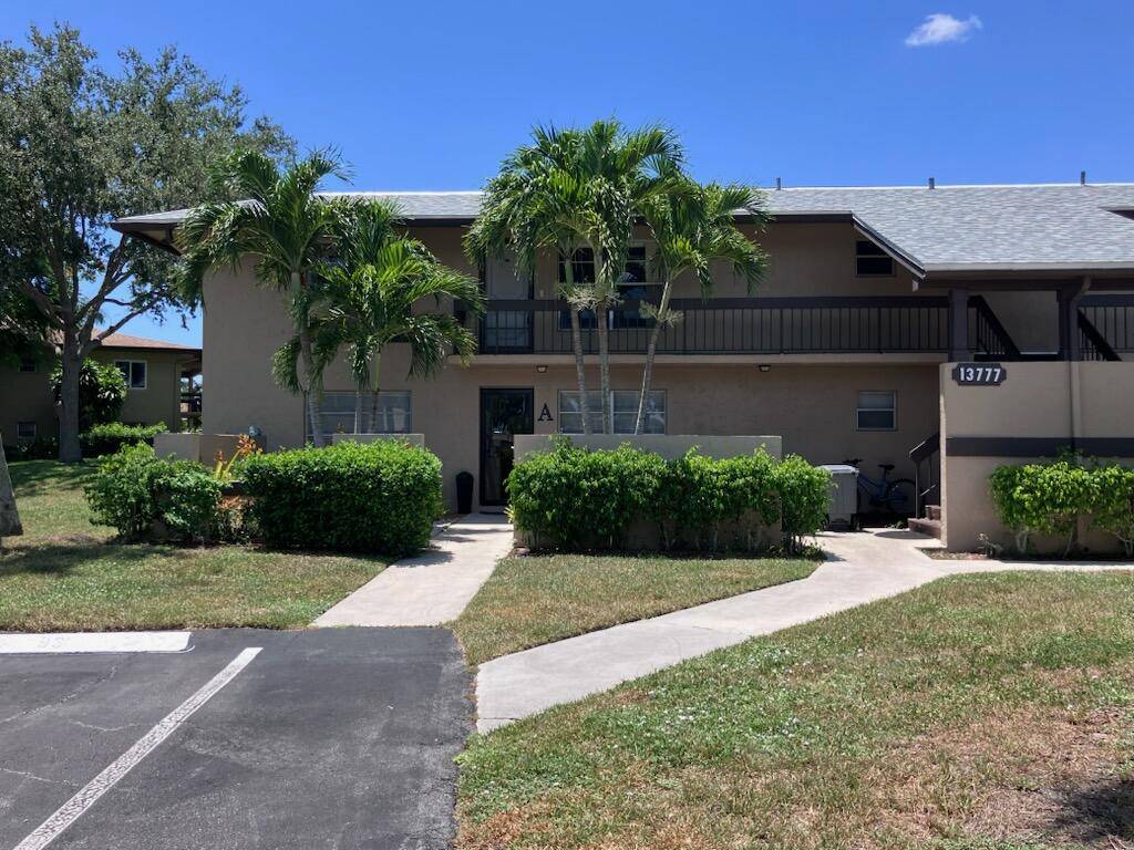 Well maintained and feshly painted 2 bedroom 2 bath apartment with updated bathrooms, floors, fresh paint and no popcorn on ceiling.