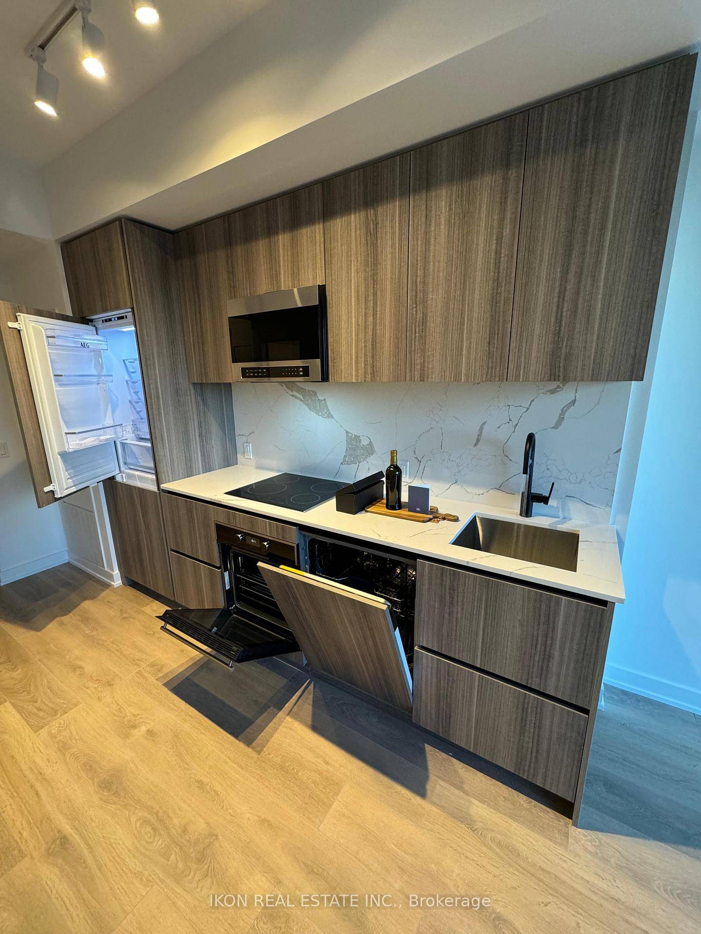 Two Bedroom in Line 5 Condo Situated at the Heart of Yonge and Eglinton in a Sought after Area.