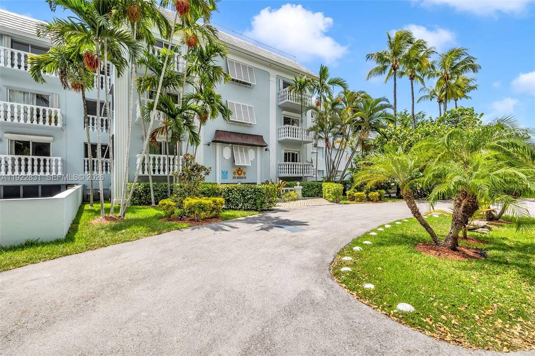 Beautifully Updated amp ; Furnished 1 BD, 1 BA Coral Gables Condo Move right into this stylishly updated and fully furnished 604 SF condo in an unbeatable South Miami location ...