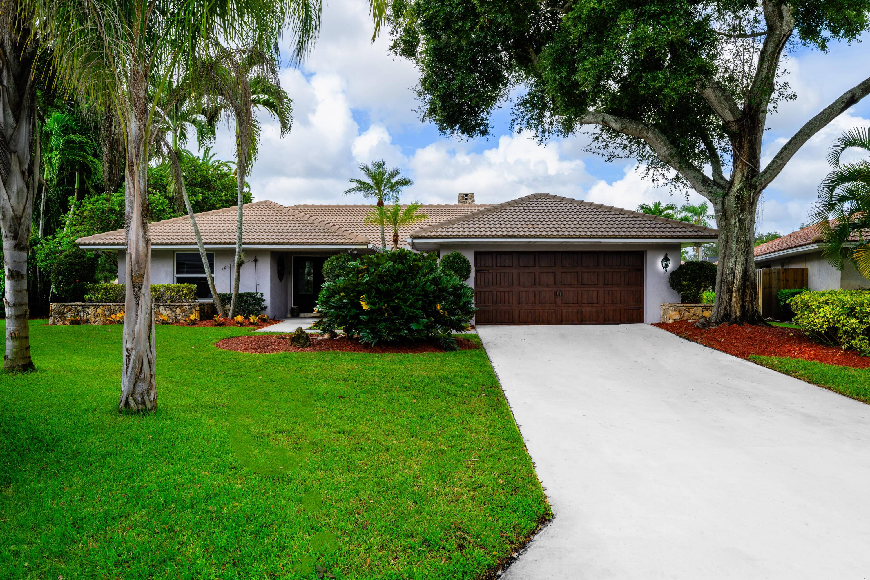 Beautiful 3 Bedroom Home With Breathtaking Golf and Water View On A Cul De Sac In PGA National.
